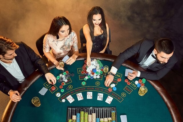 Cách đoán bài trong game poker theo cách sắp xếp chips của đối thủ